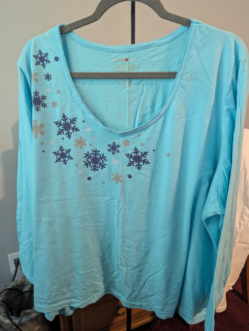 Women’s Light Blue Long-Sleeve Scoop Neck Sleep Top with Snowflake Detail
